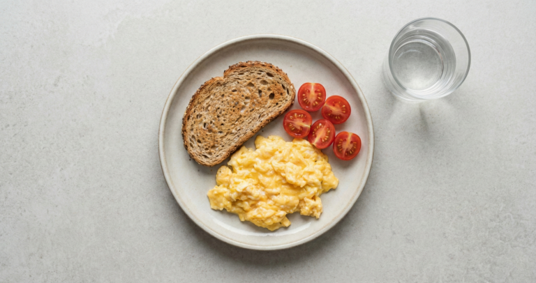 Der Protein-Anker: Warum Eiweiss deinen Tag rettet