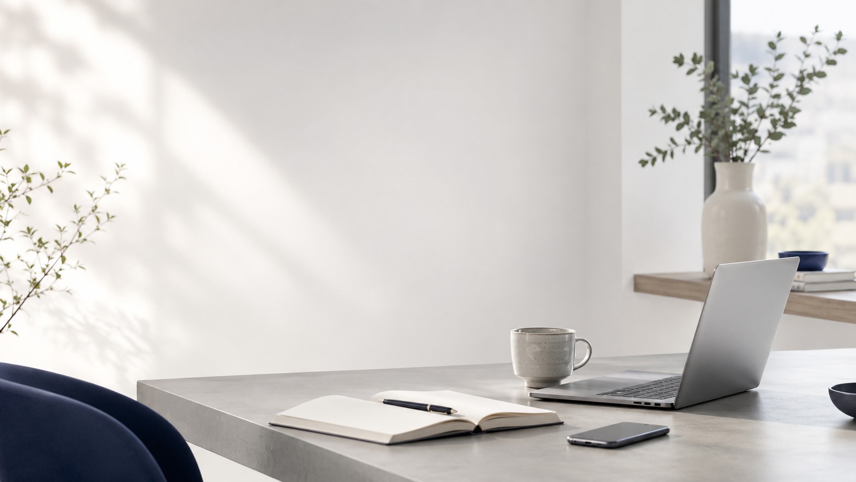 Ruhiger Arbeitsplatz mit Laptop, Notizbuch und Tasse als Einladung zum ersten Kontakt